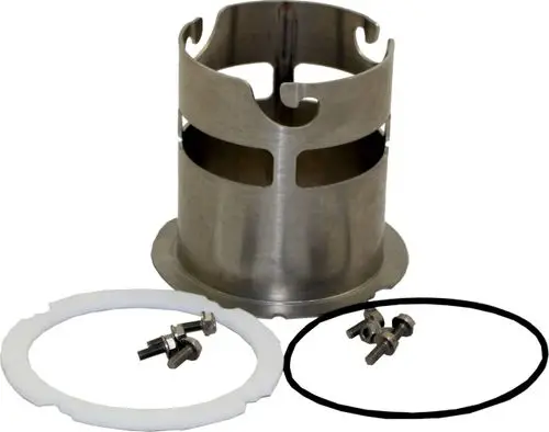 Adapterrohr aus Metall mit Aussparungen, zwei Gummidichtungen und Schrauben. Produkt von Wolf, geeignet für spezifische Anwendungen in Heizsystemen.